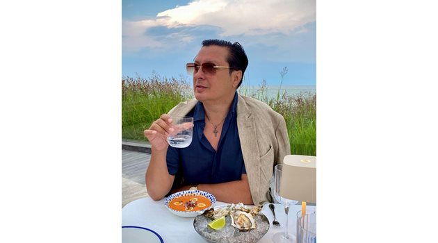 Големият джаз певец Васил Петров е с приятелката си Маргарита Тошева на плаж Иракли.