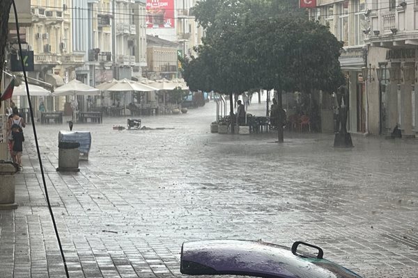 Синоптиците предупреждават за обилни валежи в Пловдив днес.