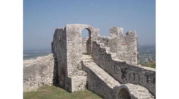 УКРЕПЛЕНИЕ: Крепостта край град Берат в Албания, край която има множество църкви и параклиси.