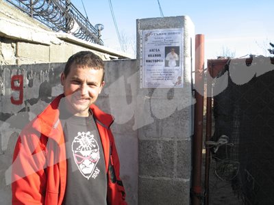 Брат му Зорин пред некролога на Ангел Нисторов. Снимка: Авторът