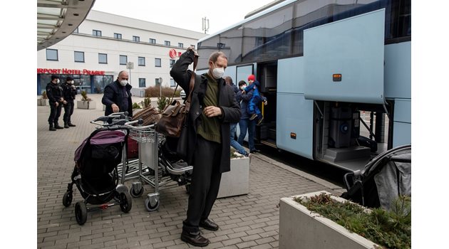 Изгонените от Чехия руски дипломати напускат страната.