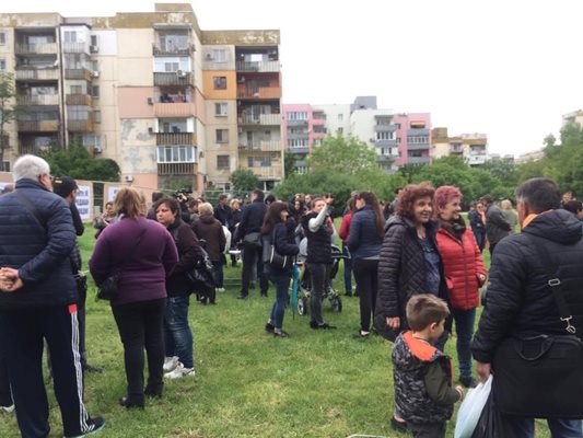 Десетки излязоха на ул. “Асен Христофоров” в Пловдив срещу нов 10-етажен комплекс.
