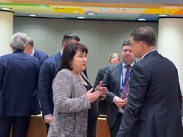 Министърът на финансите Росица Велкова разговаря с изпълнителния заместник-председател на ЕК Валдис Домбровскис.