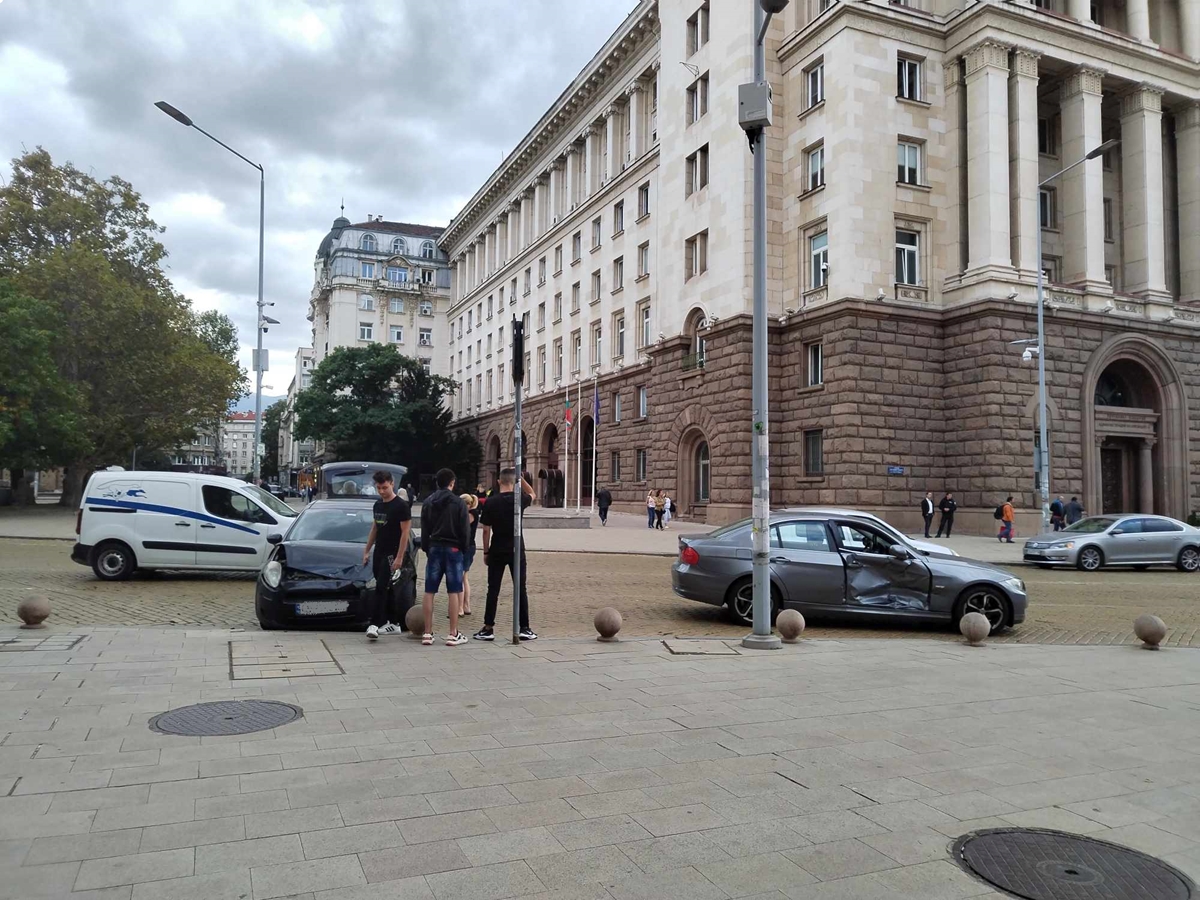 Две коли се сблъскаха пред Партийния дом в София