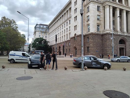 Инцидентът е станал около 17 ч. пред Партийния дом в София