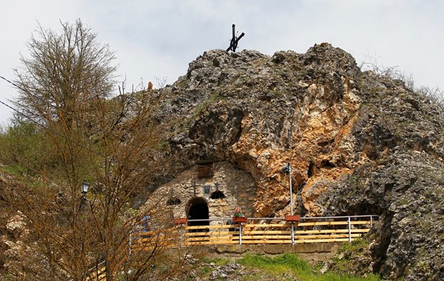 Скалният параклис в Трън  / Снимки: Пламен КОДРОВ