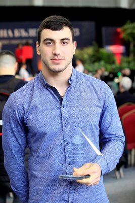 Семен Новиков позира с наградата от ММС “Спортната слава на България 2023”.

СНИМКА: ВЕЛИСЛАВ НИКОЛОВ