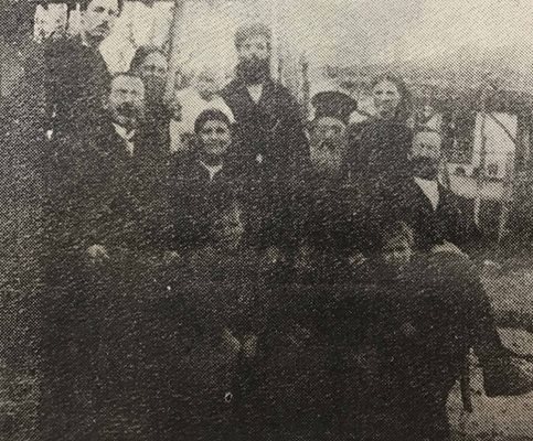 Поп Данаил Попвасилев със семейството си. (Това е изключително рядка снимка, открих я в един стар вестник - в публикацията името му е сгрешено - б.а.)