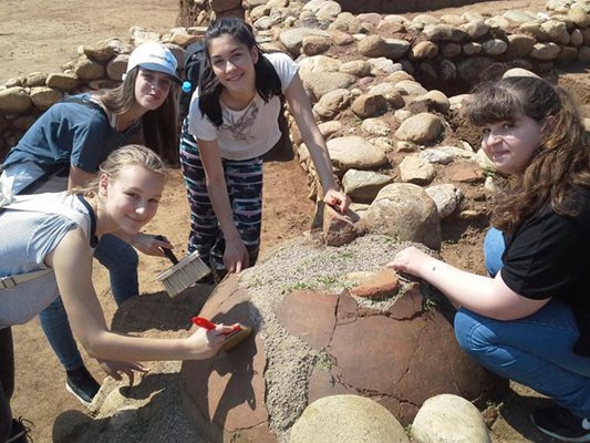 Учениците на археологически разкопки