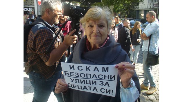 Хора от различни възрасти протестираха днес в Стара Загора срещу безхаберието по улиците. 
