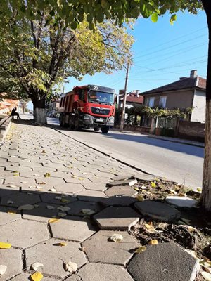 През няколко минути тежкотоварни камиони минават през центъра на с. Караджово. Снимки:24plovdiv.bg