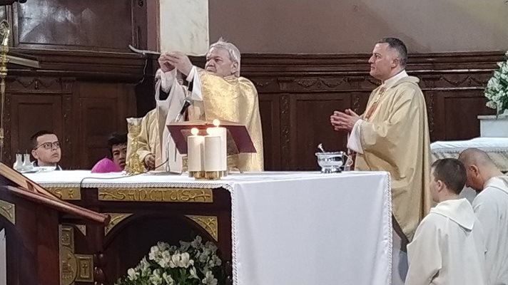 Монсеньор Георги Йовчев отслужи великденската литургия. Снимки: Авторът