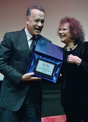 Клаудия Кардинале връчи наградата за кариера на Том Ханкс на специална церемония. СНИМКИ: АРХИВ