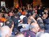 Специални части изтласкаха протестиращите навън от Събранието в Скопие