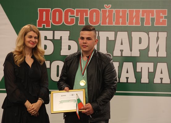 Илияна Захариева връчи отличие на ученика Емрах Стефанов.