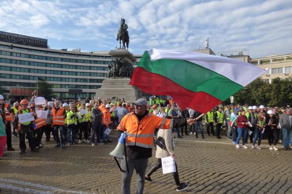 Около 3000 строители на пътища от цялата страна (по данни на организаторите) се събраха на жълтите павета, за да си искат парите.