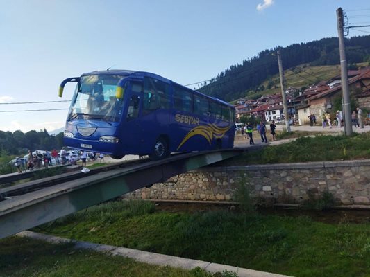 Автобус се покатери на моста в Копривщица това лято. Катастрофите с рейсове са едни от най-кърватите