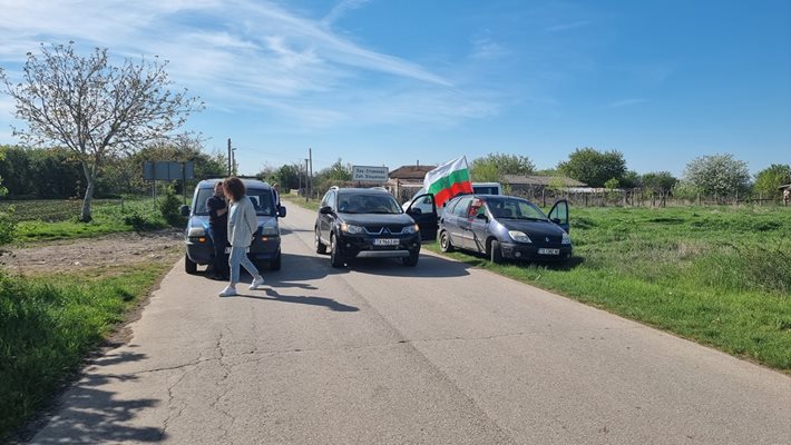 Втори ден жители на три села блокират пътя между селата Бежаново и Захари Стояново към Дуранкулак и Шабла. Снимка: Авторът