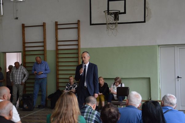 Кметът Методи Байкушев на среща с жители на кв. "Струмско".