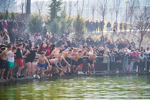 В Петрич хвърляха кръста на четири места. СНИМКИ: Община Петрич