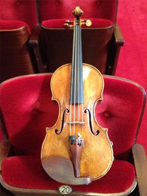 Това е 300-годишната цигулка, изработена от италианския майстор. Свири на нея от 2000 г., но само при добри климатични условия, за да не я повреди.