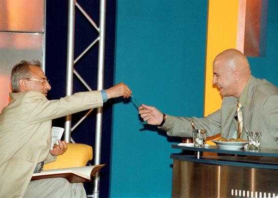 Поредният виден политик - Ахмед Доган, на диванчето пред Слави - 13 юни 2001 г. В тези дни водещият кани всички лидери на големите партии у нас.