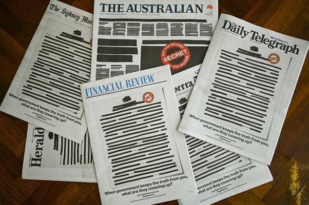 Водещи австралийски вестници излязоха днес с първи страници, на които някои от думите са задраскани СНИМКА: РОЙТЕРС