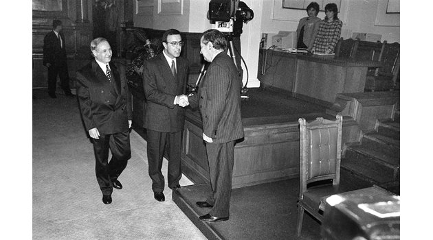 В президентството на 19 януари Тодор Кавалджиев и Петър Стоянов са посрещнати от Благовест Сендов.
СНИМКА: ИВАН ГРИГОРОВ