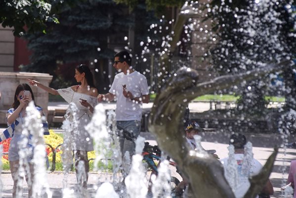 Софиянци се разхлаждат около фонтаните в най-горещите часове.
СНИМКА: ВЕЛИСЛАВ НИКОЛОВ