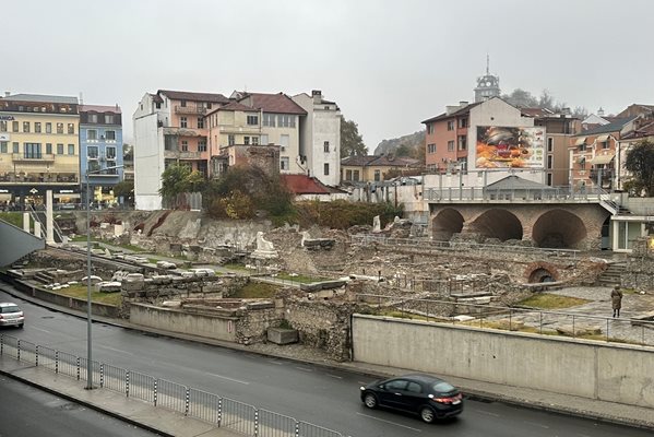 Утрото започва в Пловдив с мъгла.