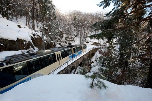 Пътуването с железницата “Виджецина” през Алпите е емоционално през всички сезони.