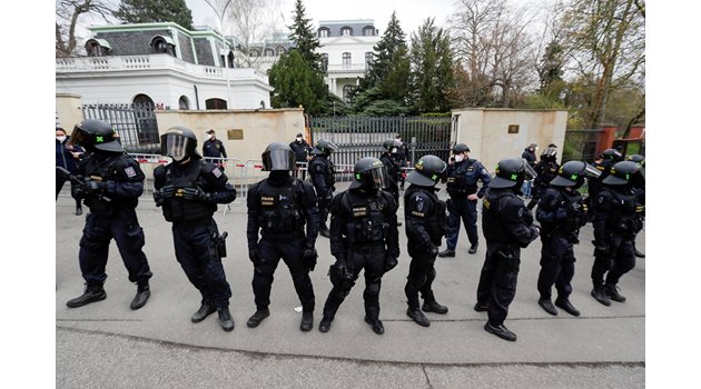 Полиция охранява руското посолство в Прага след разкритията за намесата на агенти на ГРУ във взривяването на оръжейния склад през 2014 г.