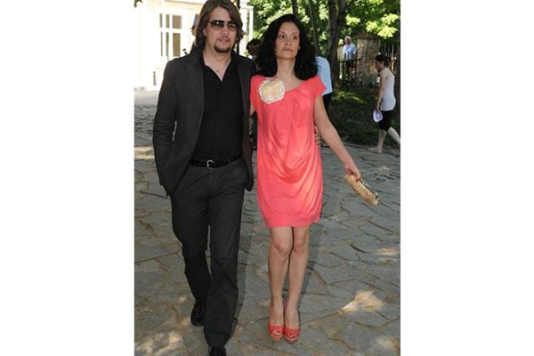 Мариана и съпругът й Ханес на сватбата на Кремена Халваджиян през лятото. Кораловата рокля на певицата струва 40 лв., а обувките са на Shoe Art за 250 лв.
