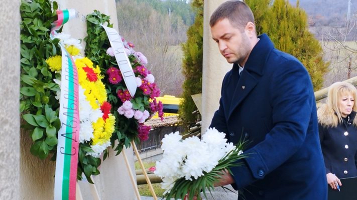 Зам.-областният управител Станислав Николов поднесе цветя на паметника