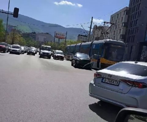 Трамвай и кола се удариха на бул. "България" СНИМКИ: Фейсбук/Катастрофи в София
