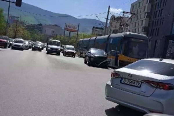 Трамвай и кола се удариха на бул. "България" СНИМКИ: Фейсбук/Катастрофи в София
