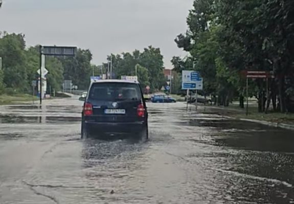 Наводнени улици и закъсали автомобили след градушката в ловешко Кадър: Фейсбук/Venci Vasilev