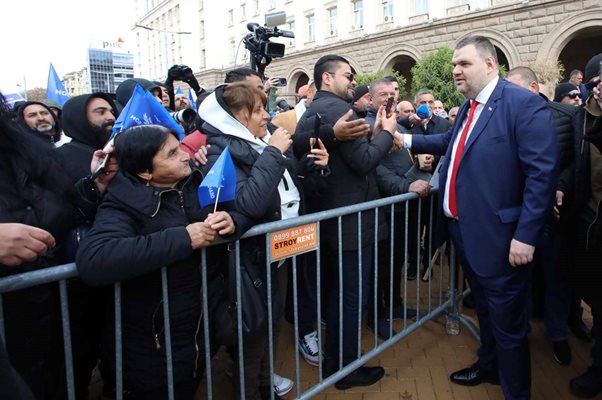 Вместо да говори пред депутатите за откриването на парламента Делян Пеевски излезе навън, за да се срещне с протестиращите си избиратели.