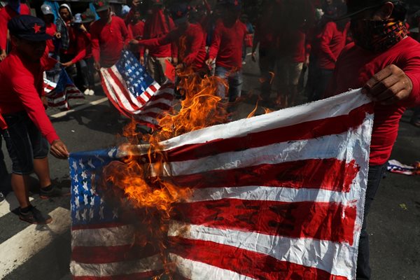 Демонстранти в Манила горят знамена на САЩ.