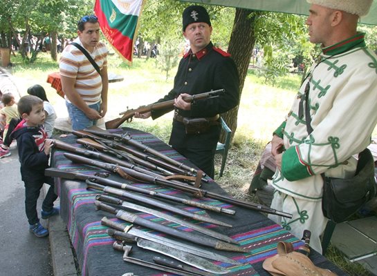 Пушкала събират погледите на мъжете.