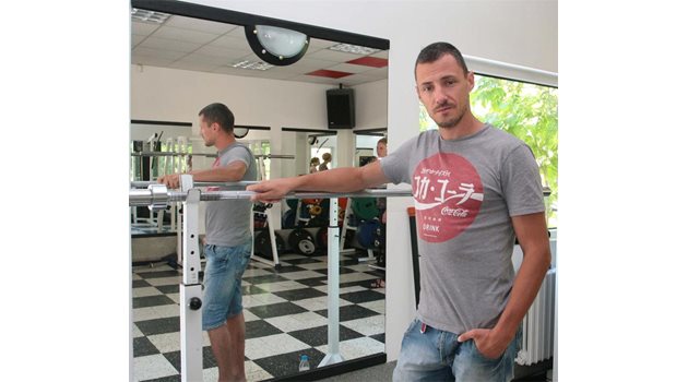 НОВАТОР: Милко Георгиев показва един от малкото уреди във фитнеса му.