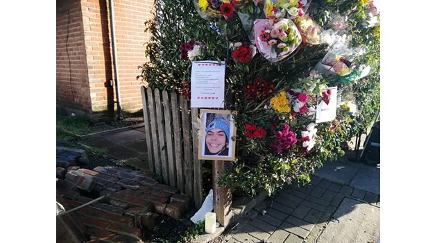 Мястото на убийството на Габриел Стоянов е отрупано с цветя и бележки с прощални съобщения от негови близки.
