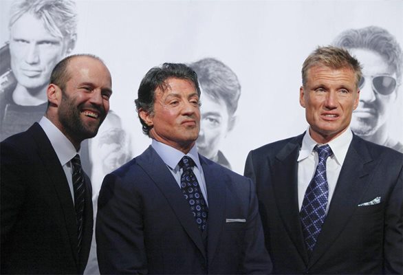 От ляво на дясно - Джейсън Стейтъм, Силвестър Сталоун и Долф Лундгрен на премиерата на “Непобедимите 2”
