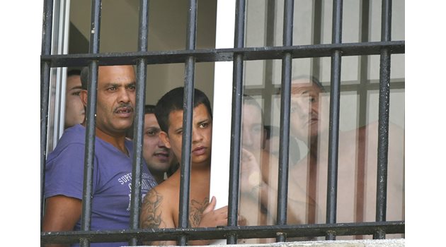 Затворници гледат гостите зад ПВЦ дограмата, монтирана до решетките на стаите.  СНИМКИ: ПИЕР ПЕТРОВ