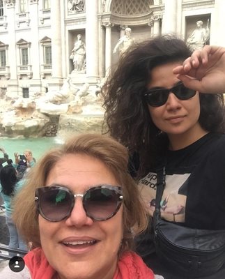 Вачкова с дъщеря си в Рим