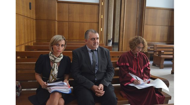 Чавдар Георгиев с адвокатката си Йорданка Бекирска в съда