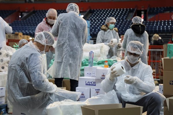 Лекари и доброволци в полева болница в Белград СНИМКА: Ройтерс