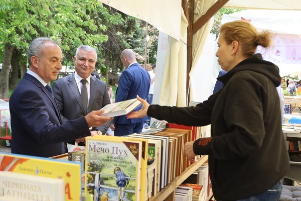 Премиерът Гълъб Донев си купи книгата на Кисинджър от шатра 4 на Пролетния панаир на книгата. Зам.-министърът на културата доц. Пламен Славов му помогна в избора.