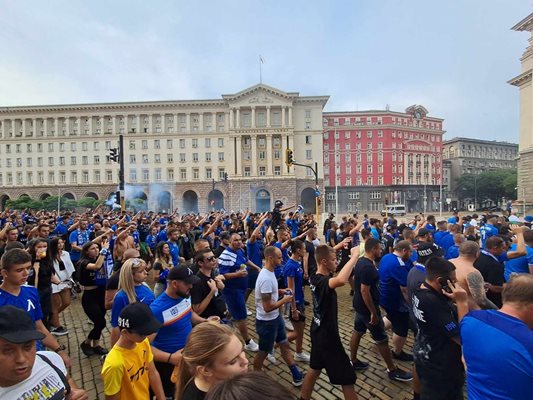 Солидно шествие потегли от фенклуба на “Левски” на бул. “Тодор Александров” към национания стадион преди мача.