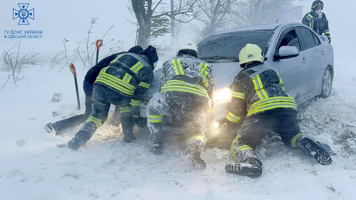 Най-малко десет жертви на зимните бури в Украйна